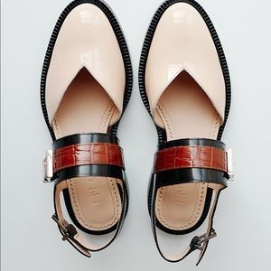 INCH2 vinyl closed toe sandals